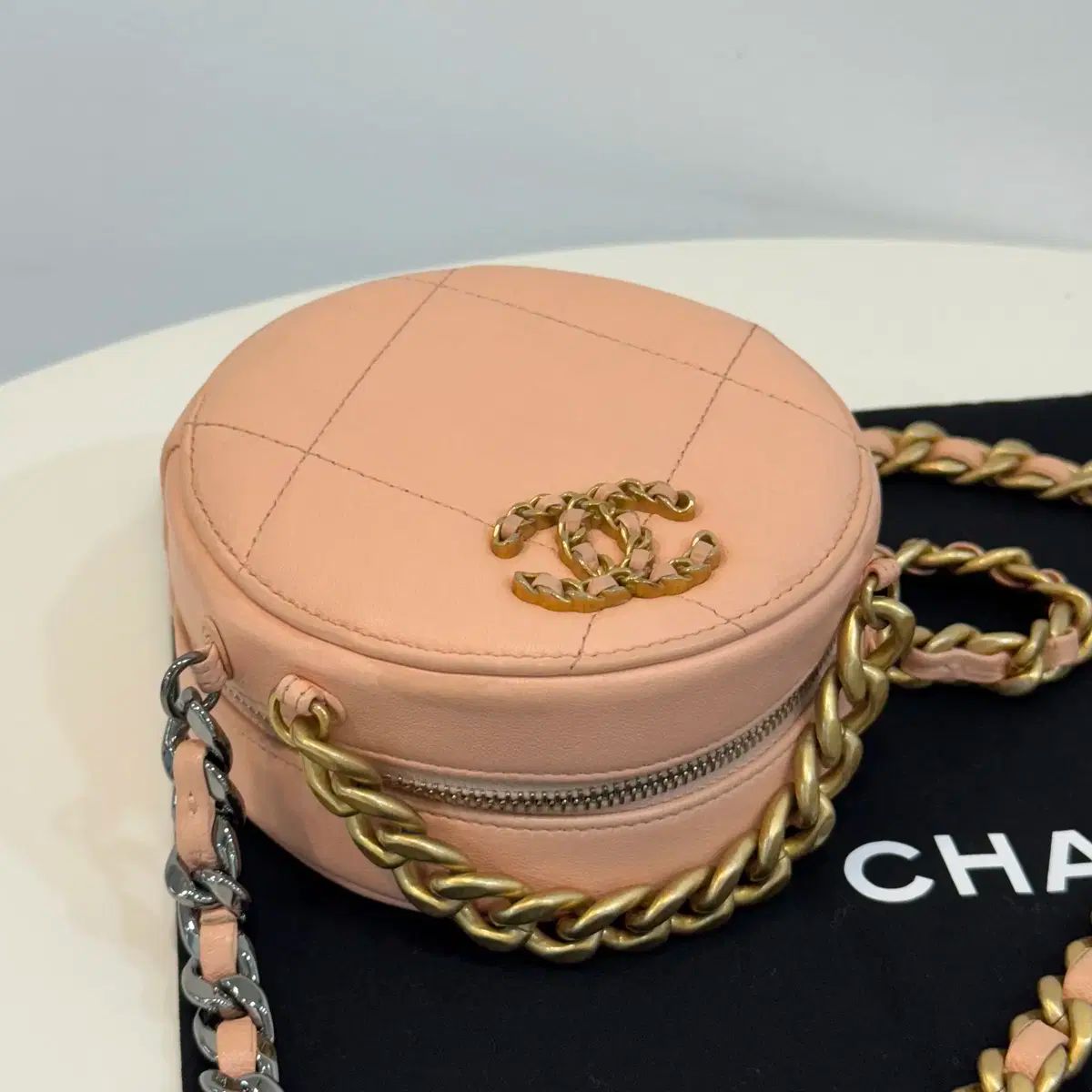 【丸いフォルムで柔らかい印象に】CHANEL 19 チェーン クラッチ ☆新作☆CHANEL 大人気 チェーンクラッチ