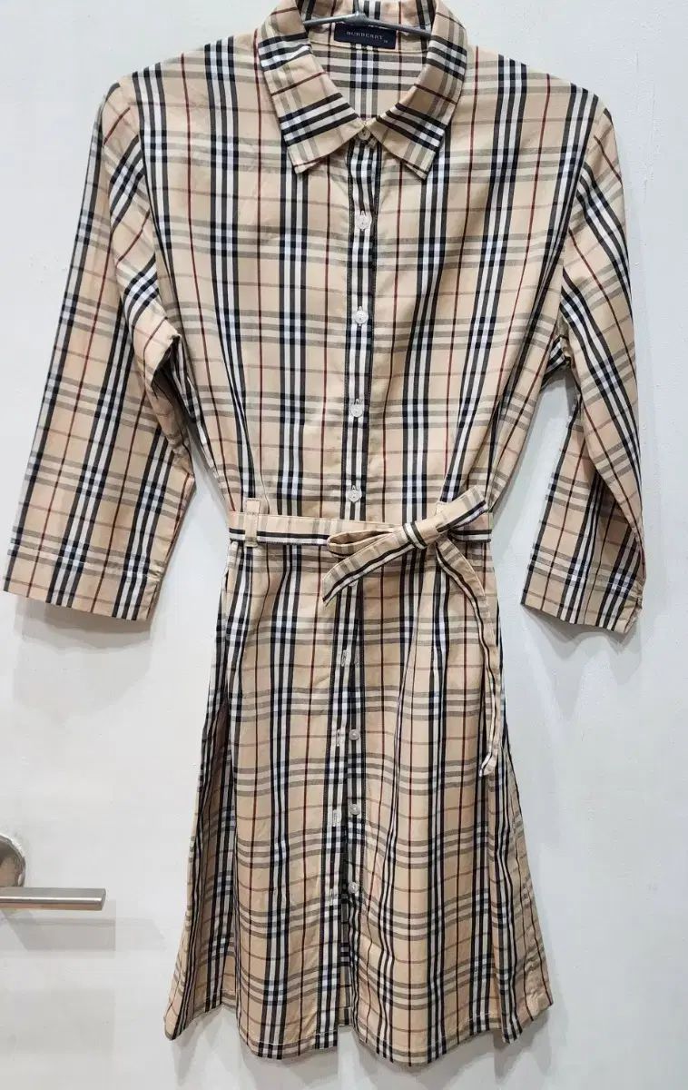 Burberry 子供用ワンピース14Y(USサイズ)14歳 Burberry 子供用ワンピース14Y(USサイズ)14歳
