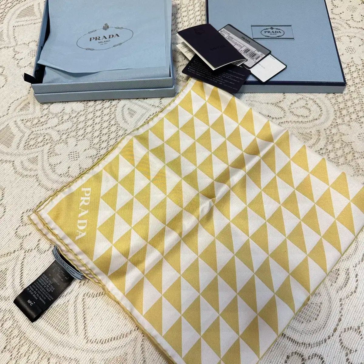 美品プラダのスカーフです。 PRADA プラダ スカーフ シルクツイル プリントツイル ブラック