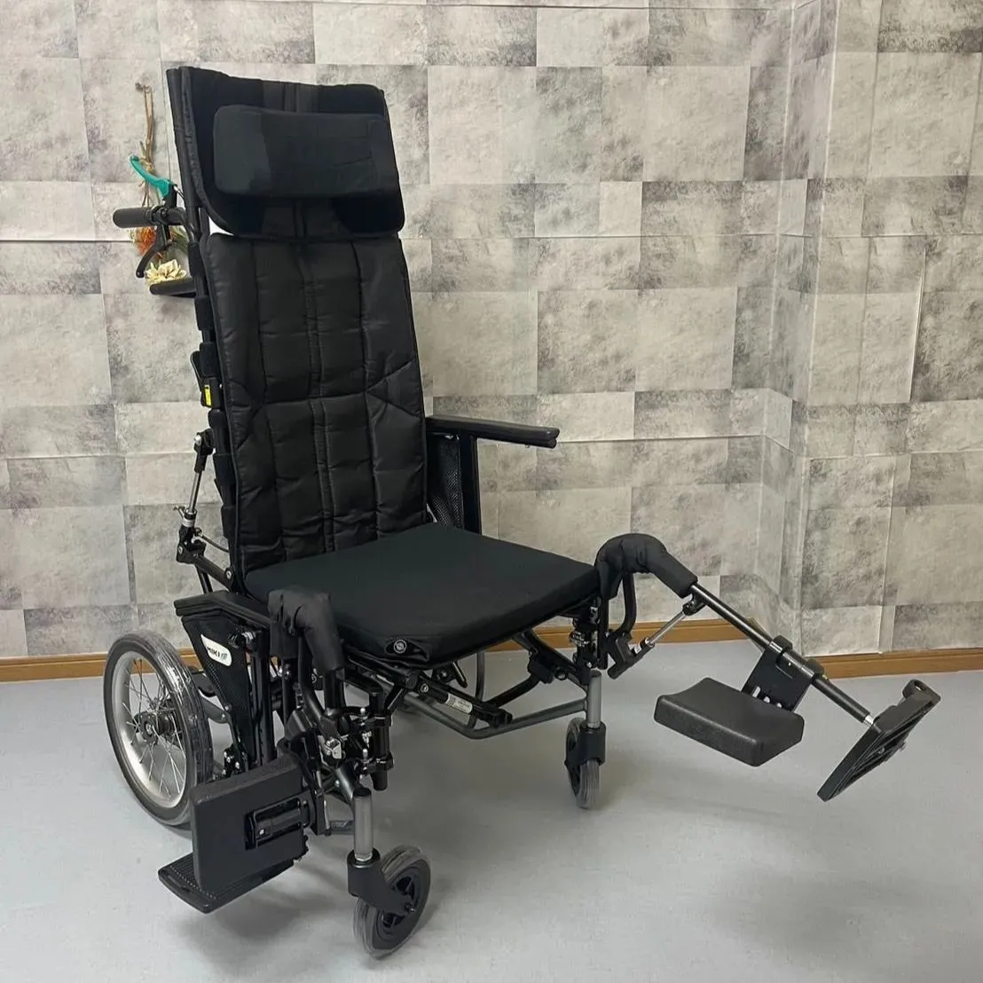 Miki　介助用　多機能　超軽量　ノーパンクタイヤ　車椅子　CRT-8 Miki 介助用 多機能 超軽量 ノーパンクタイヤ 車椅子 CRT-8