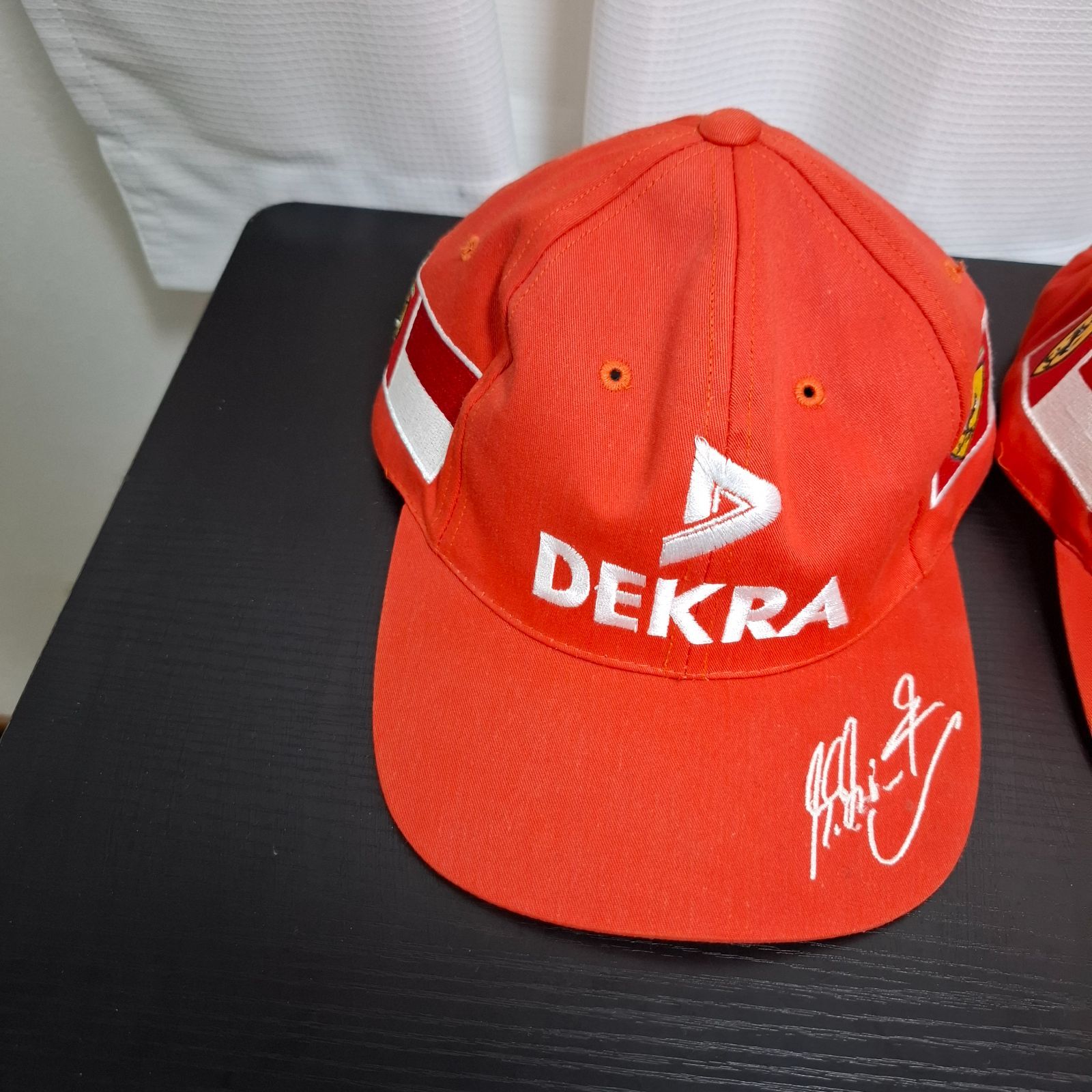 美品希少品　フェラーリＦ1帽子　シューマッハ サイン入り フェラーリキャップ FERRARI 2個売りなら8000円 美品 サイン入り 記念 車 フェラーリ