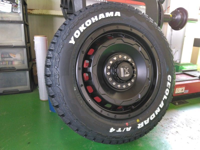 4本 日産 キャラバン NV350 車検対応 タイヤホイールセット YOKOHAMA GEOLANDAR A|T4 215|65R16 ホワイトレター 16インチ LEXXEL SwaGGer