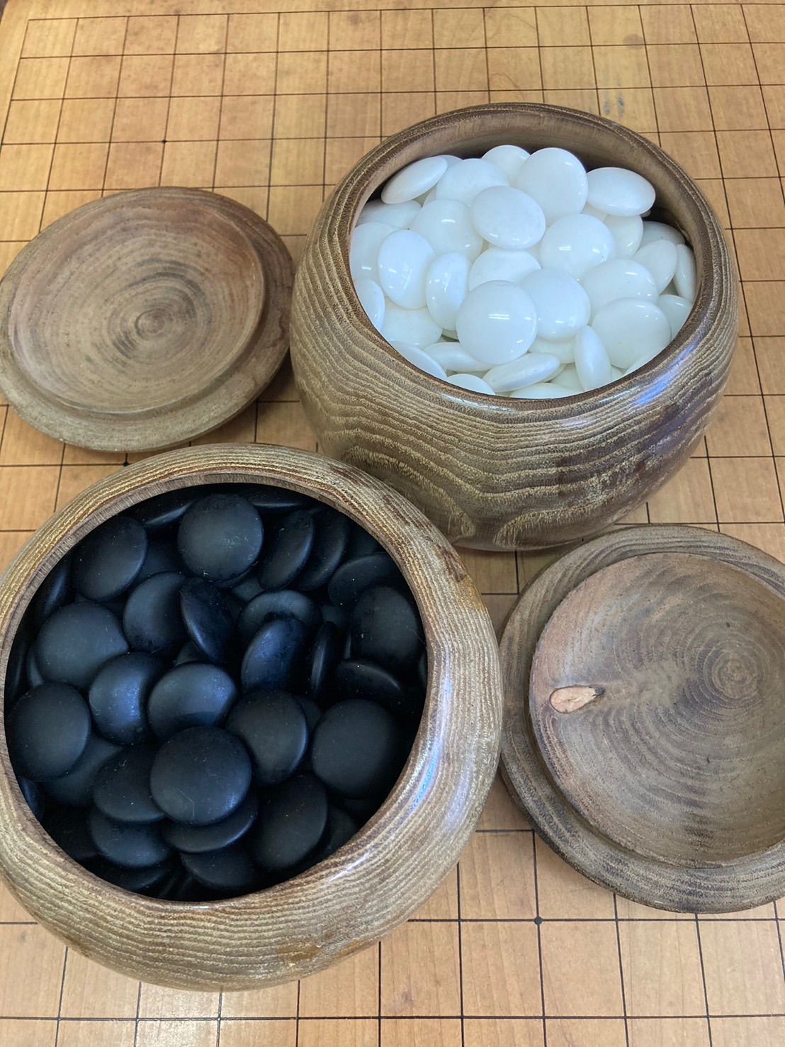 【品】 高級 木製 脚付き 囲碁盤 & 碁石セット ボードゲーム 囲碁 昭和レトロ 現状品①