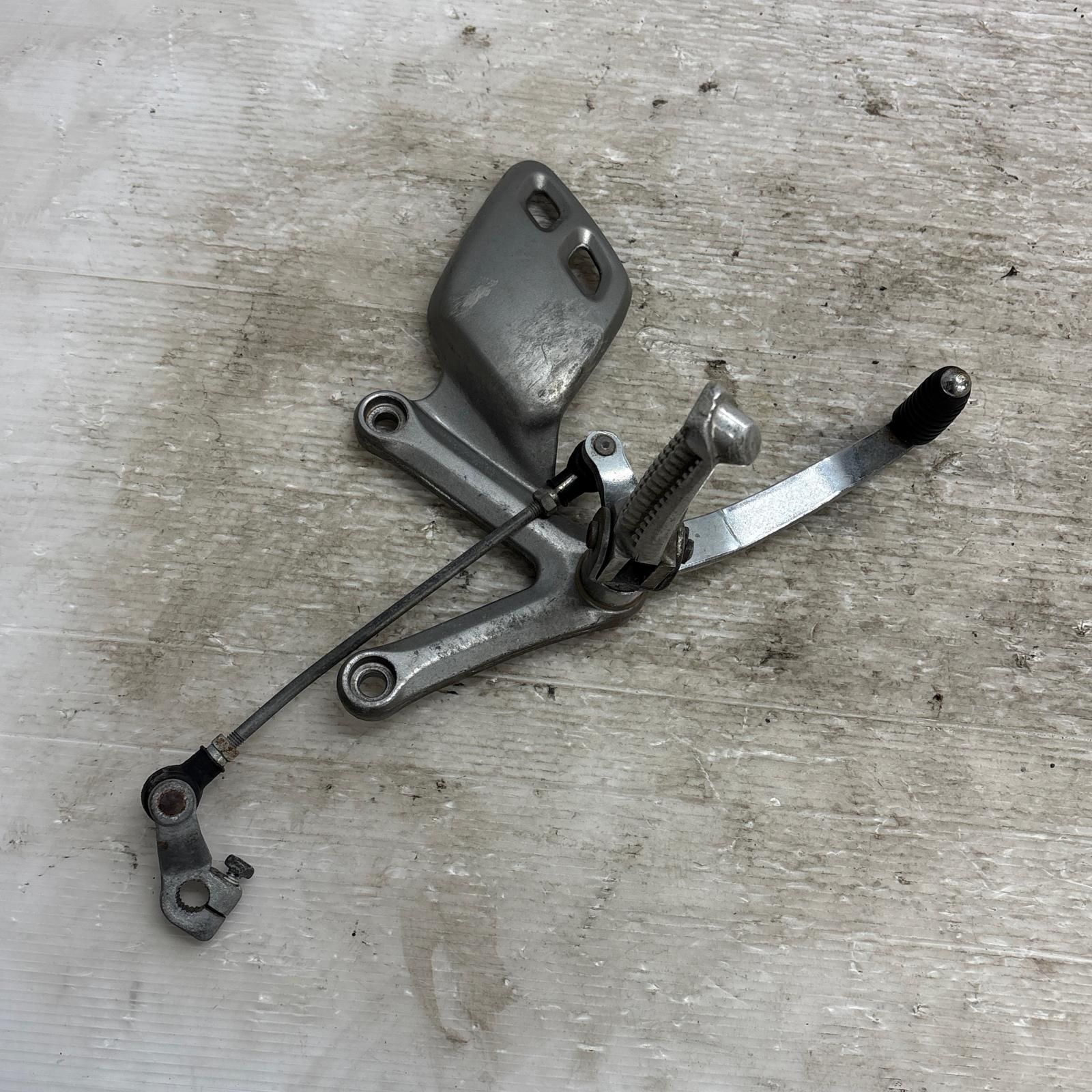 SUZUKI バンディット250 GJ77A ステップ ASSY 左 スズキ