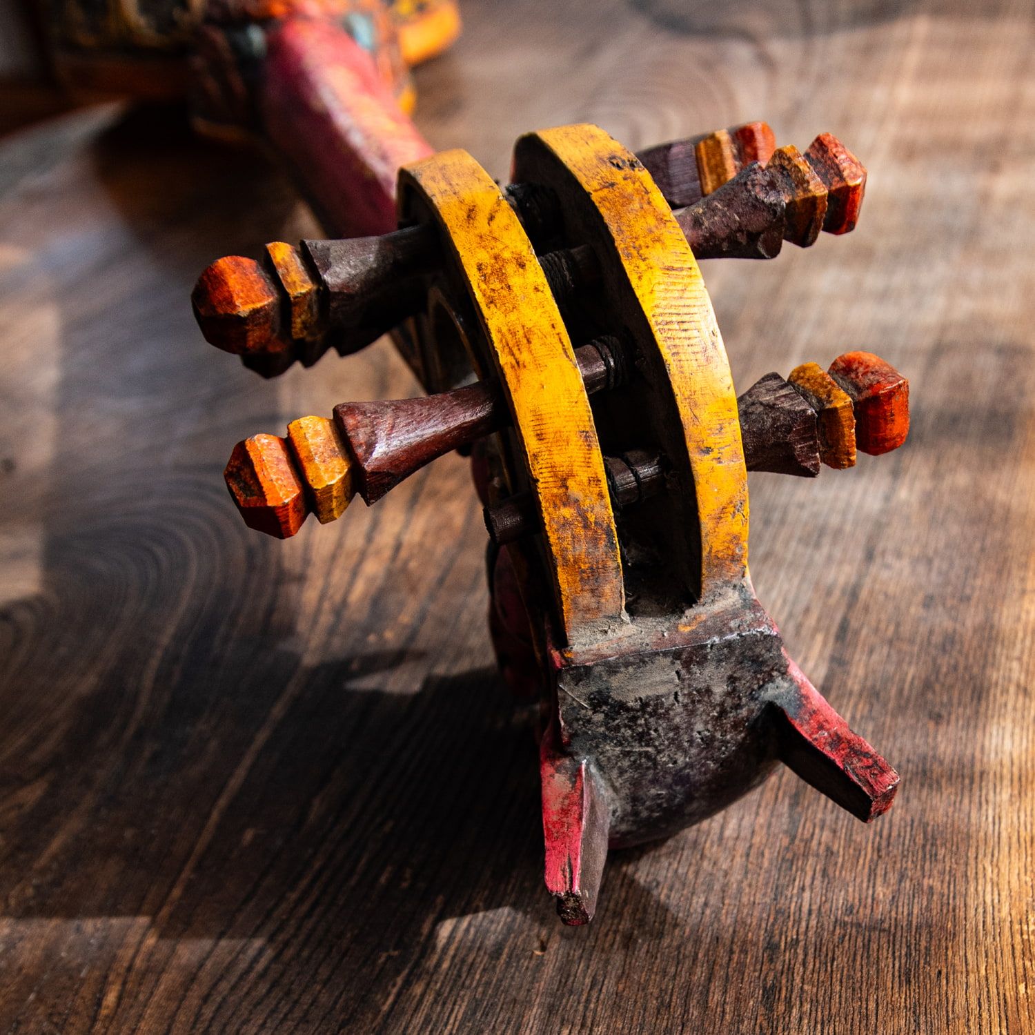 1点物 トゥンナ tungna ネパール伝統の弦楽器 五色 ギター 弦楽器 ネパール チベット WWW_TRAVELLANDINDIA_COM