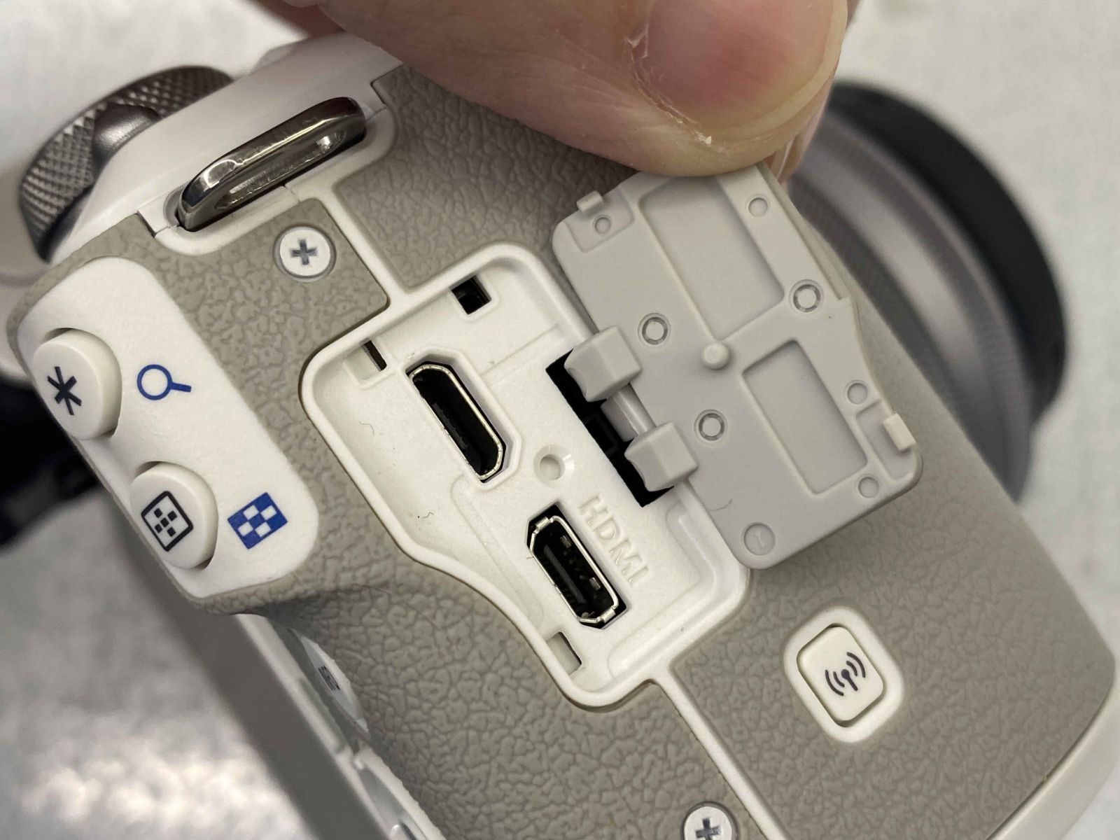  盛岡64 0008 Canon EOS Kiss M 2 ダブルキット ホワイト 動確済み 併売 60 ミラーレス一眼 デジタルカメラ