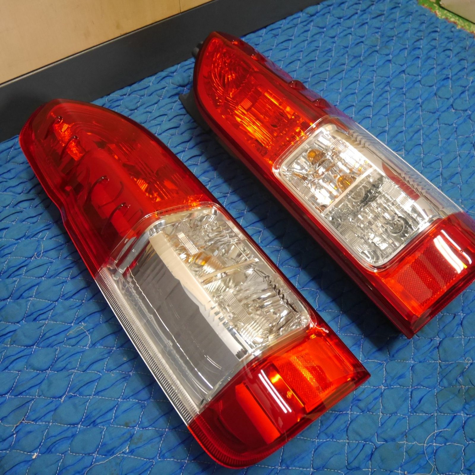 左右セット キレイ トヨタ 200系 ハイエース 4 5 6型 後期 純正 テールライト KOITO 26-140 ハロゲン テールランプ カー パーツ