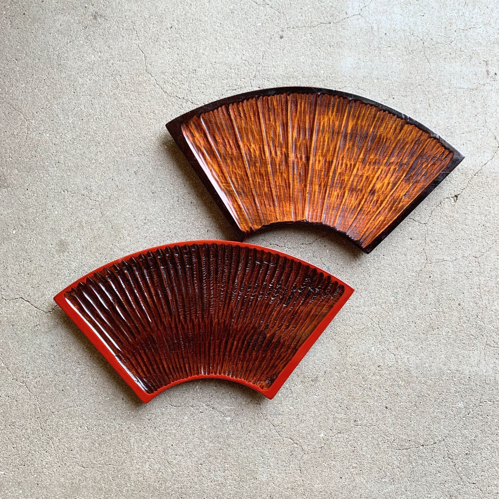 讃岐彫 扇型 盆 2枚セット 扇皿 くりぬき 鑿目 銘々皿 菓子皿 トレー 香川漆器 |HM-0132