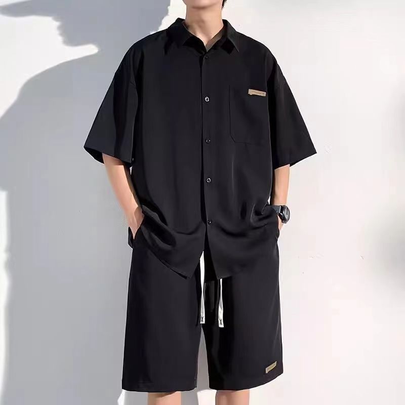 ブラック半袖シャツとショートパンツセット