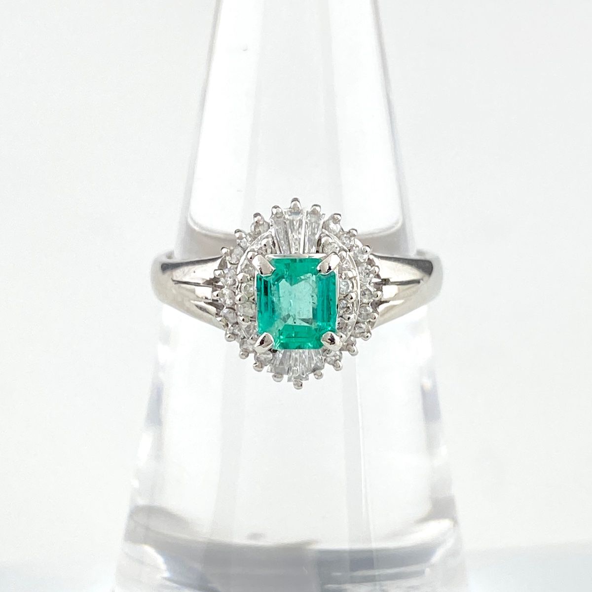 在庫一掃】 エメラルド デザインリング プラチナ 指輪 メレダイヤ  