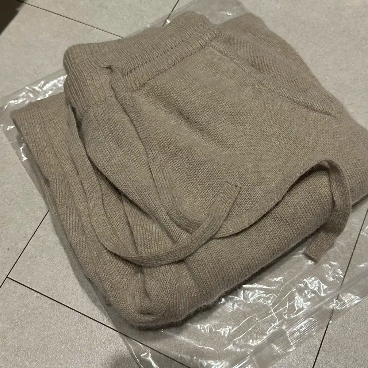 ベージュ