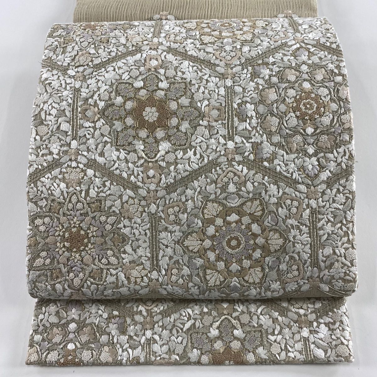 袋帯 夏帯 亀甲華文 草花 刺繍 銀糸 ベージュ お太鼓柄 正絹