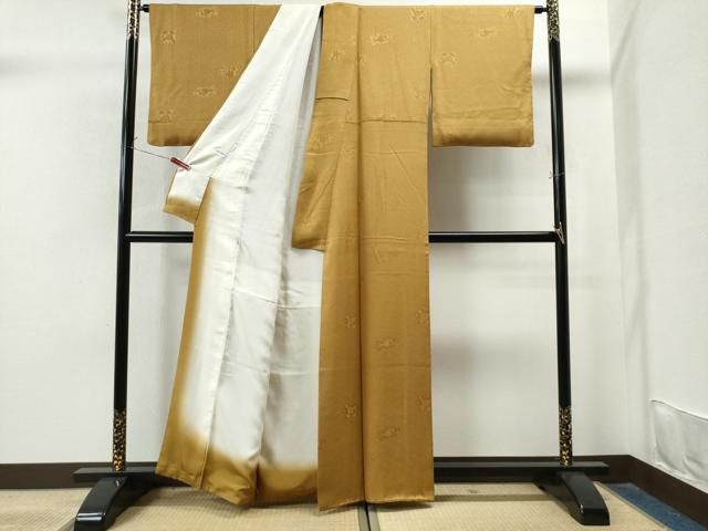 平和屋着物●上質な色無地　紗綾形草花地紋　山吹茶色　正絹　逸品　CAAS7416yc 平和屋着物○上質な色無地 紗綾形草花地紋 山吹茶色 正絹 逸品