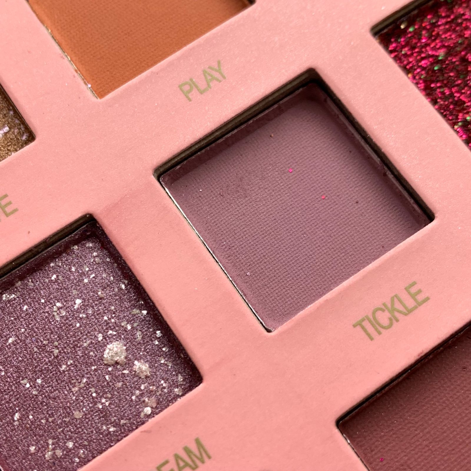 HUDA BEAUTY アイシャドウパレット Empowered Eyeshadow Palette