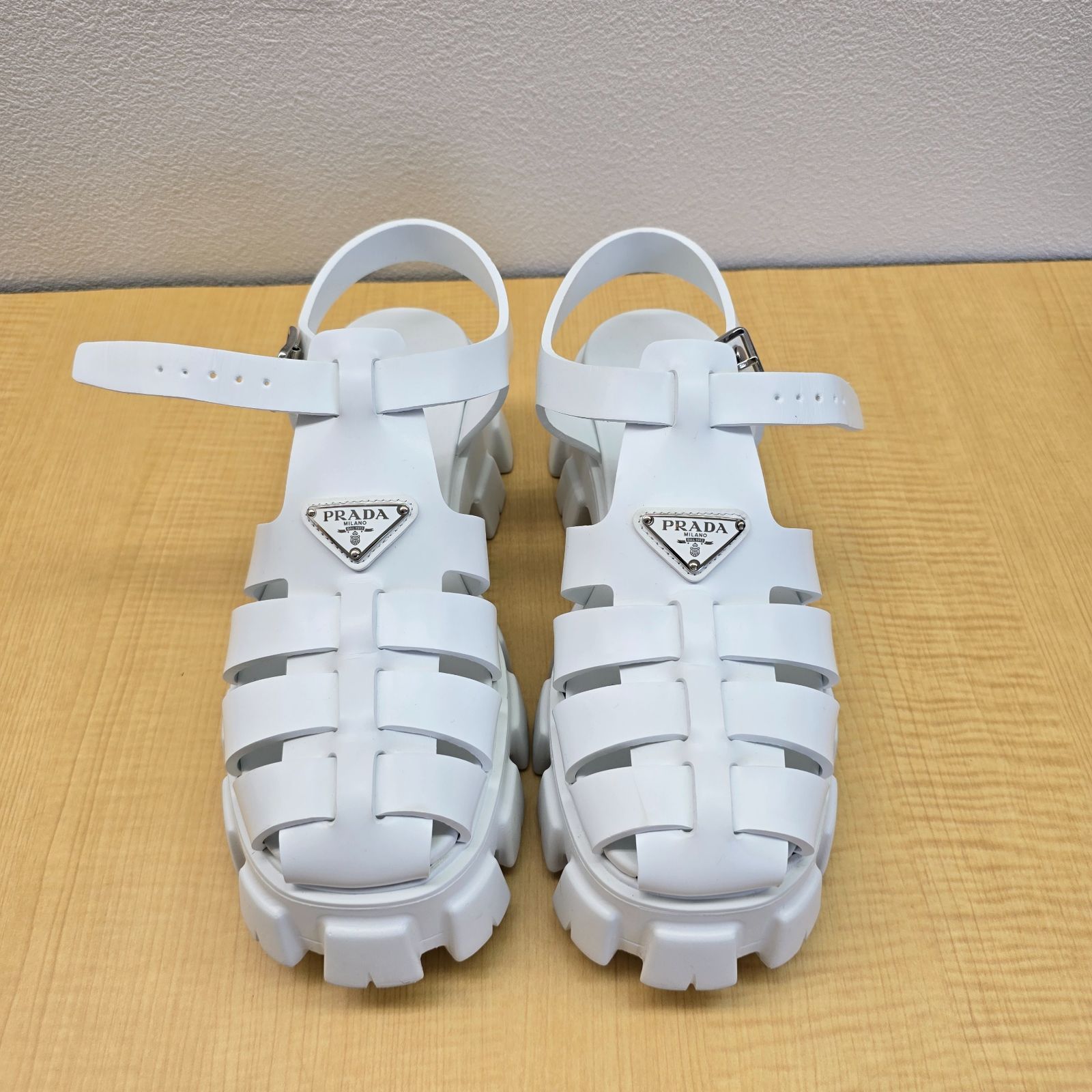 supremer様専用ページ【美品】PRADA サンダル 白 ホワイト