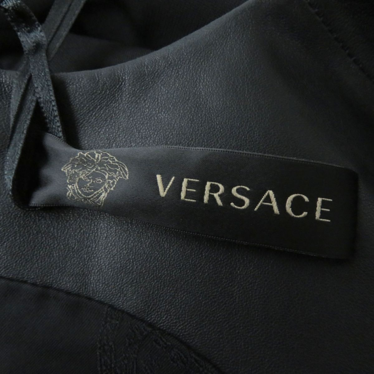 極美品☆正規品 VERSACE ヴェルサーチ A76009 ラムスキン ノースリ