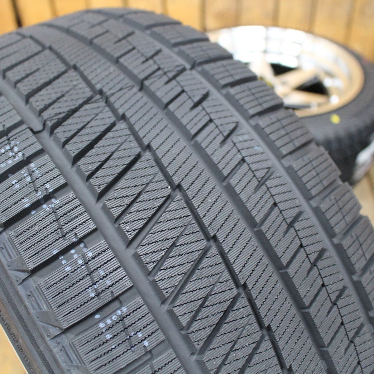  200系 ハイエース オーバーフェンダーサイズ 18インチ 9 J 25 ファブレス ヴァローネ XR 6 ワイドシリーズ 1 P 海外製 スタッドレスタイヤ 225 45 R 18 タイヤ ホイール 4本SET 18インチ タイヤ ホイールセット