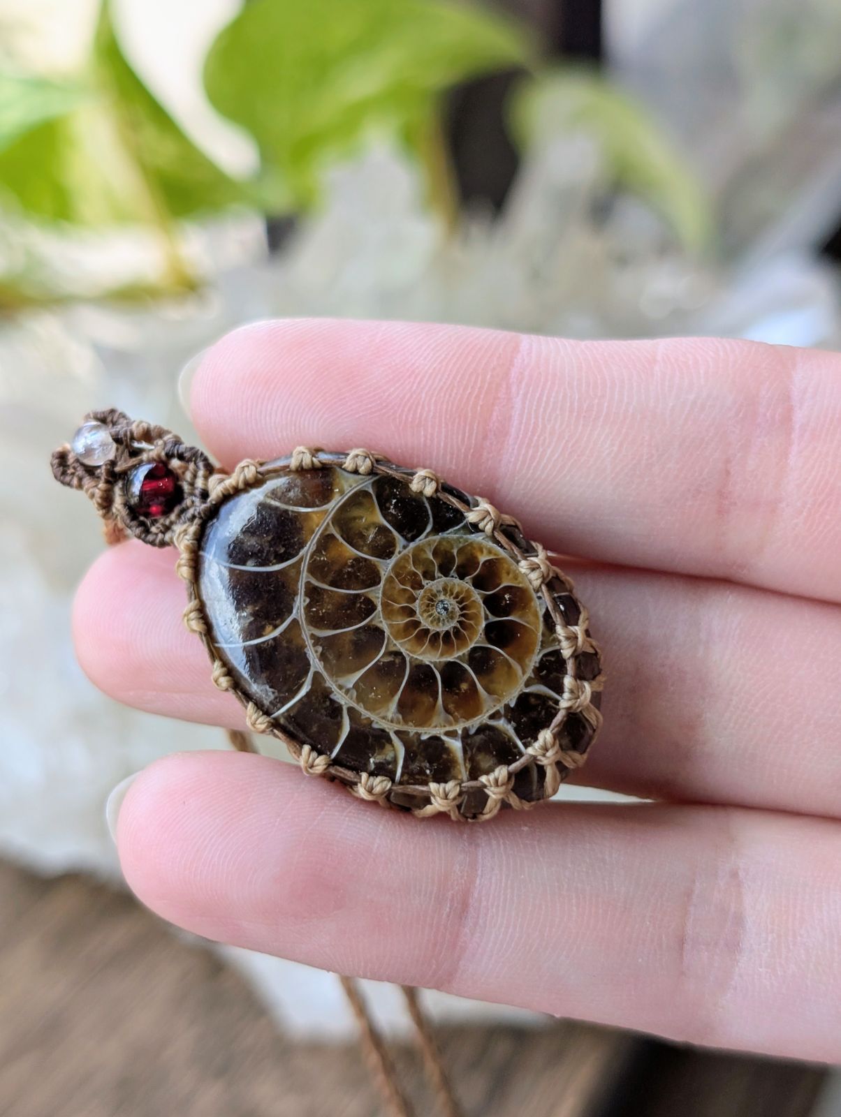 化石 マクラメ編みネックレス