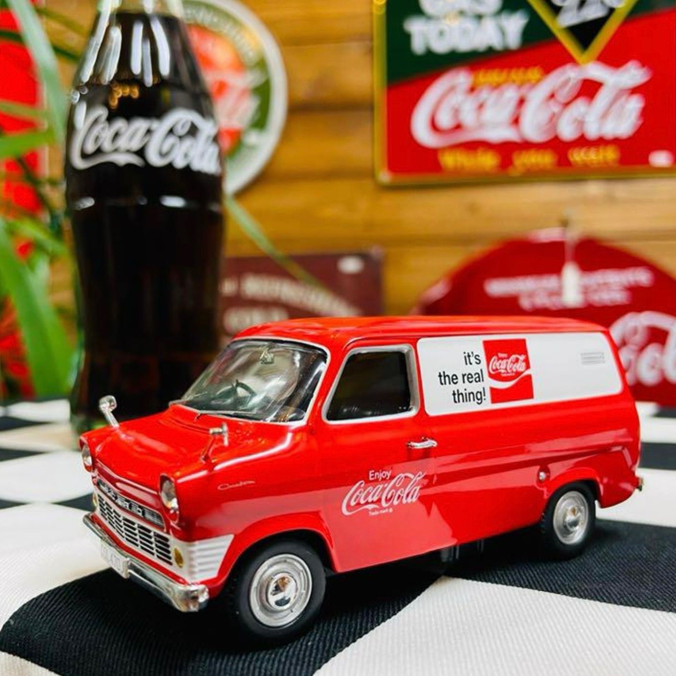 新品 ?? コカコーラ 1/43スケール【フォード トランジット】Coca-Cola 新品 ?? コカコーラ 1/43スケール【フォード トランジット】Coca-Cola