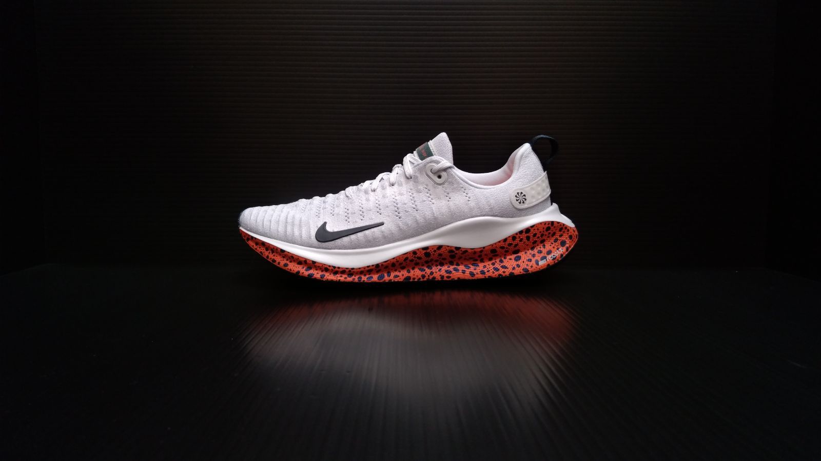 NIKE INFINITY RUN 4 OLY FV2299 900（インフィニティ ラン 4 オリンピック）