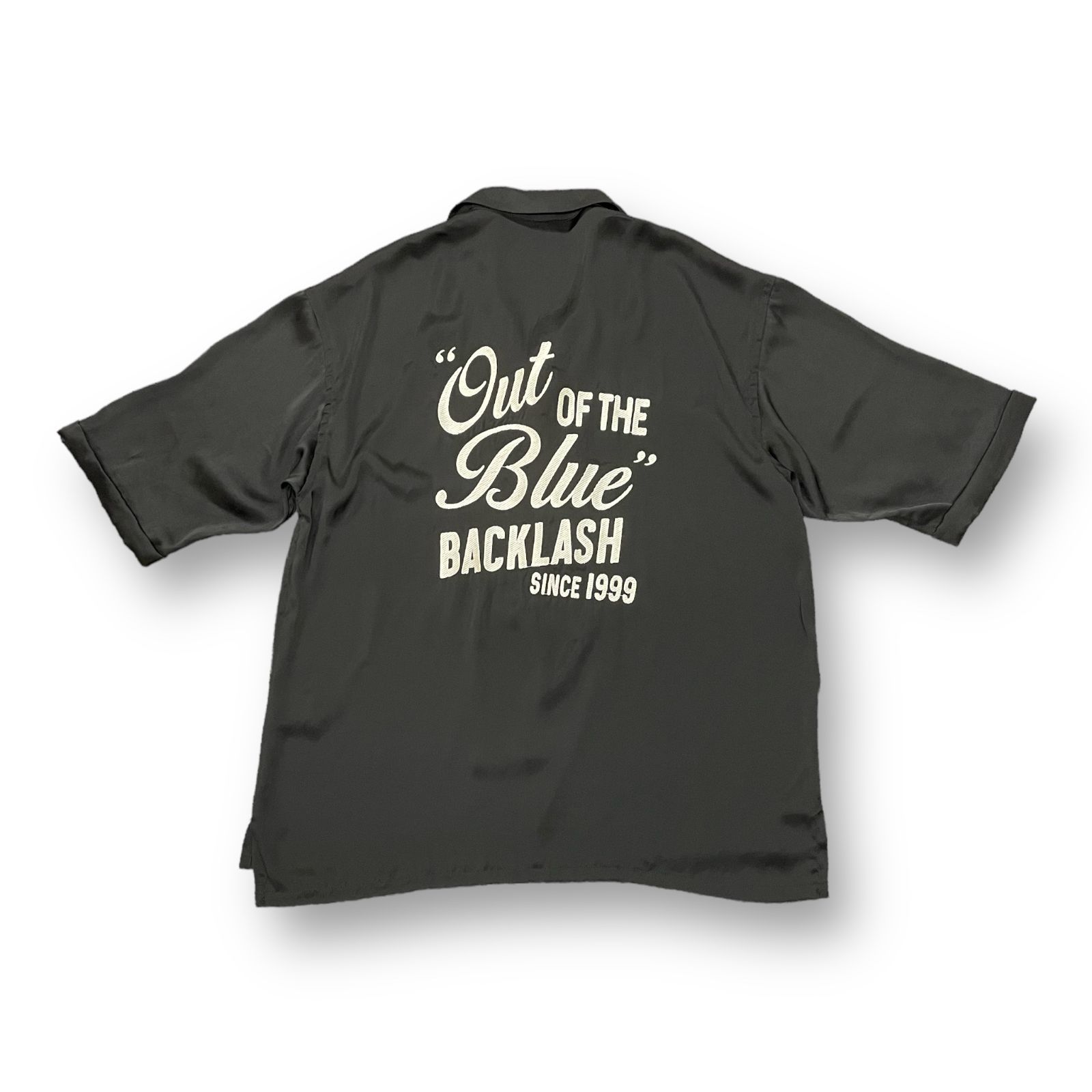 美品　バックラッシュ、OUT OF THE BLUE バッグにロゴ刺繍シャツ 定価47300円 新品 ISAMU KATAYAMA BACKLASH 23SS EMBROIDER OUT
