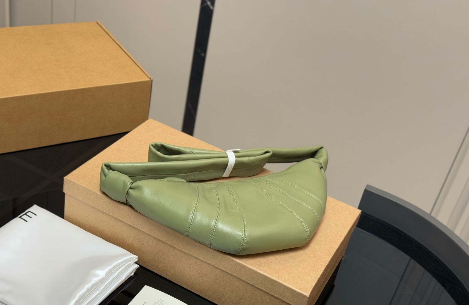 Lemaire クロワッサン牛角包 子羊皮 クロスボディバッグ Lemaire クロワッサン牛角包 子羊皮 クロスボディバッグ