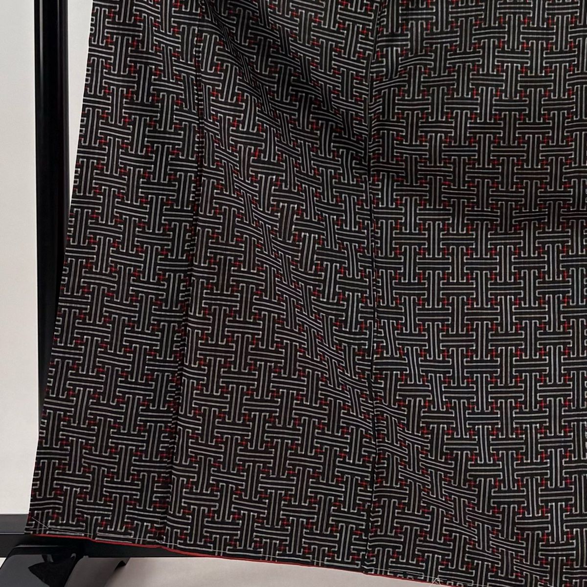 紬 身丈165.5cm 裄丈65.5cm M 袷 バチ衿 幾何学 黒 正絹