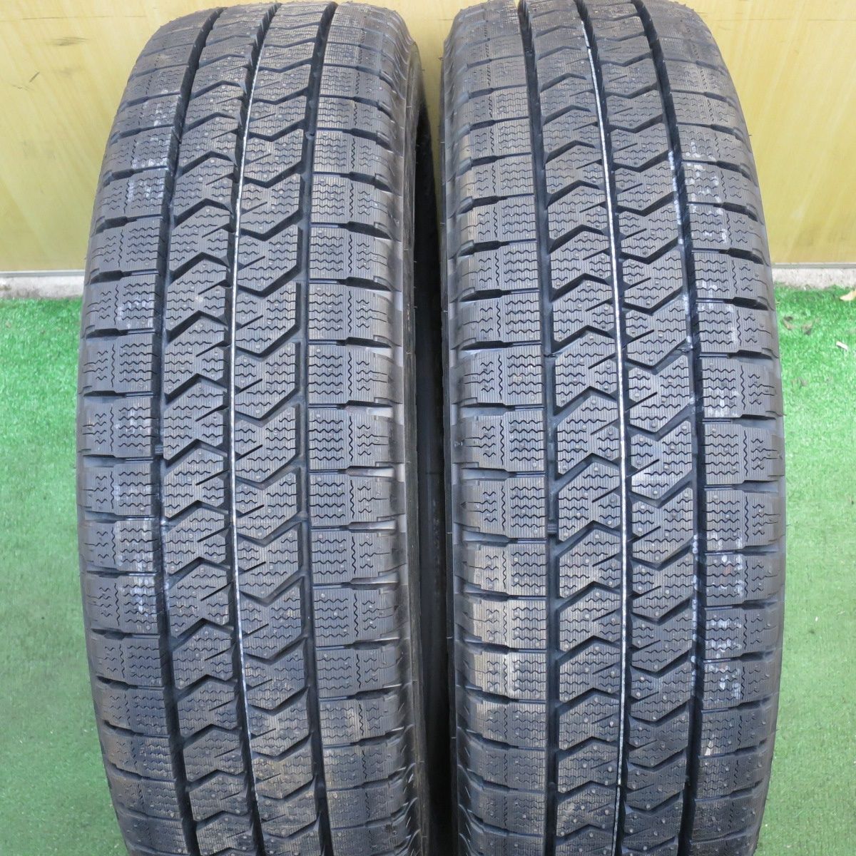 *送料無料* 未使用！23年トラック タイヤ 205/70R16 111/109N スタッドレス ブリヂストン ブリザック W989 16インチ4033014KKスタ