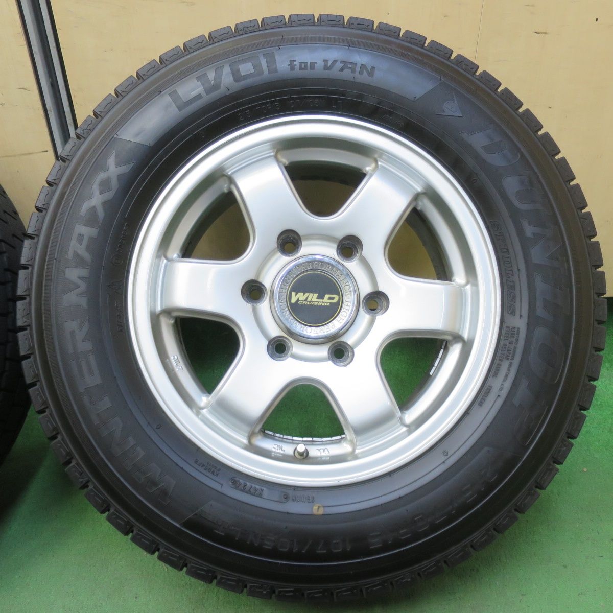 バリ溝！24年！ほぼ10分☆スタッドレス 215/70R15 107/105N ダンロップ 