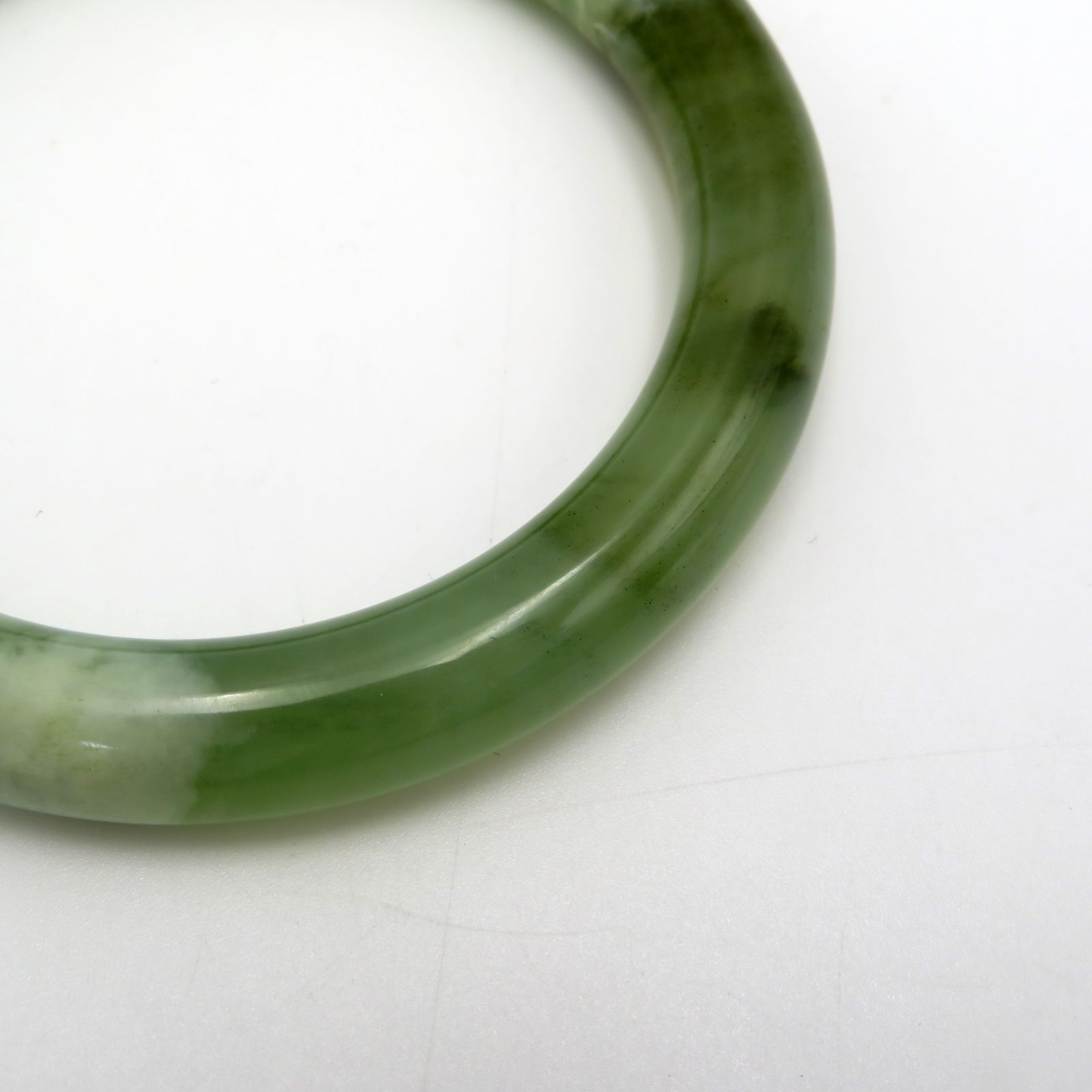 翡翠 緑色のバングル ケース付 中古｜翡翠 緑色のバングル ケース付