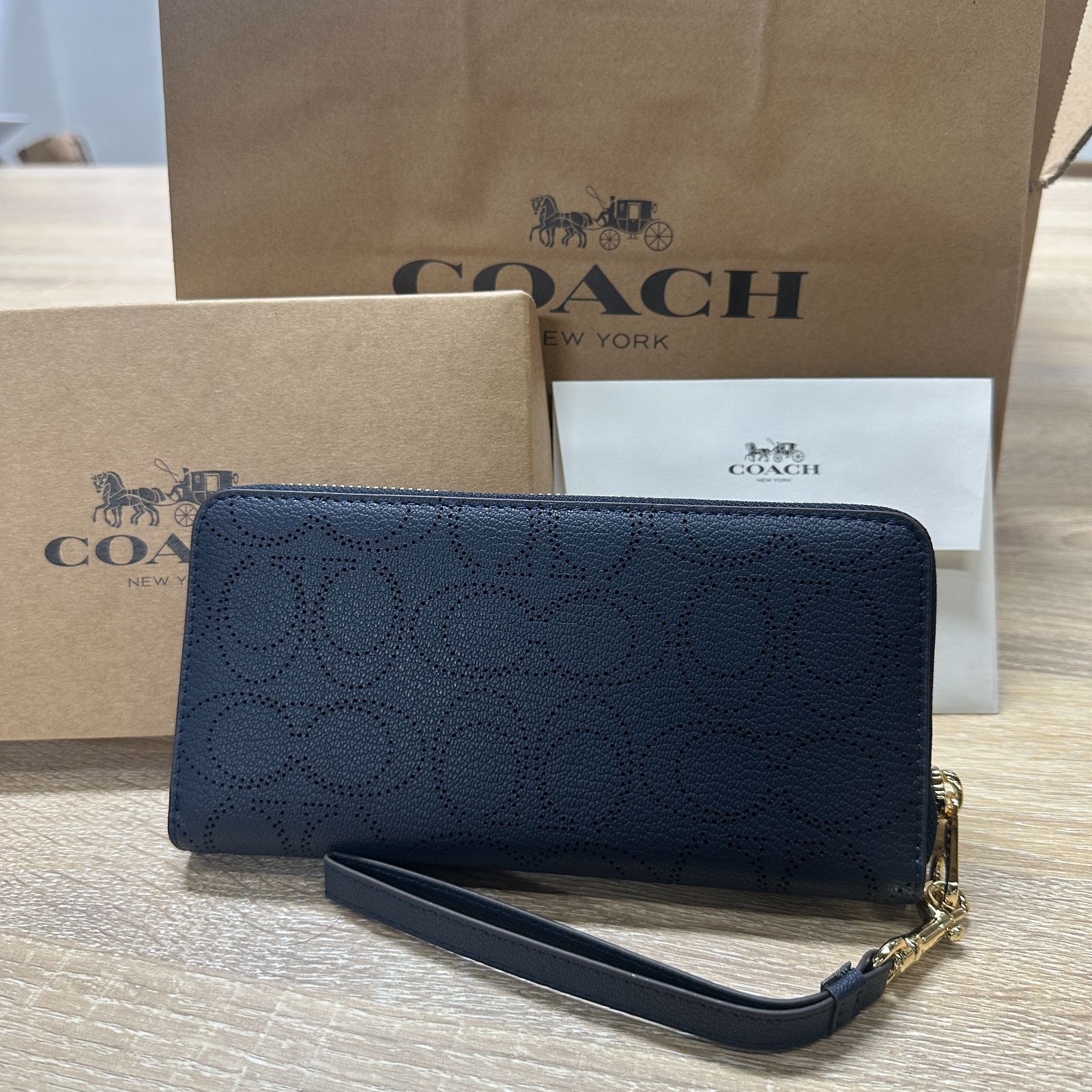 コーチ COACH レディース 長財布 シグネチャー柄 ストラップ付き アウトレット 新品未使用 贈り物に最適 - メルカリ