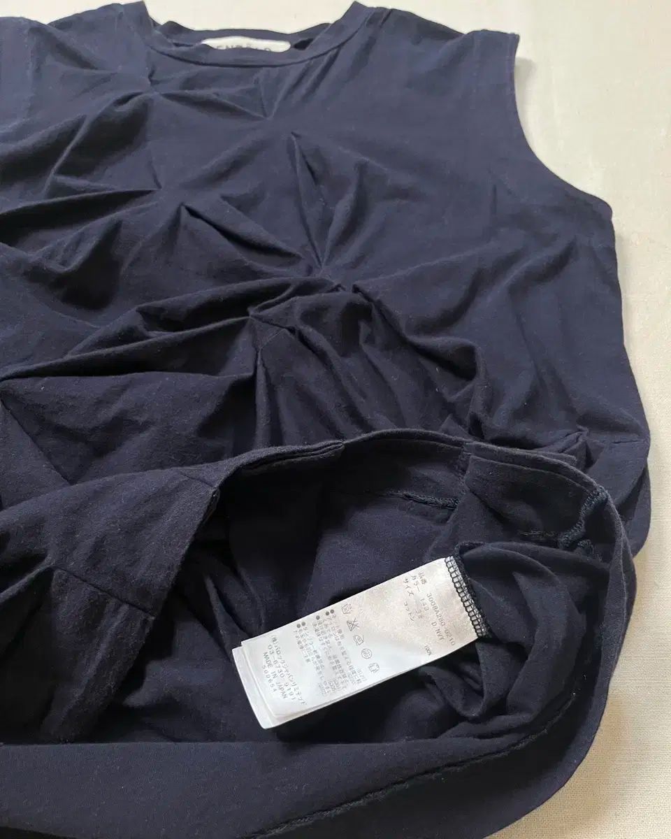 ARMANI COLLEZIONI - 未使用品 ARMANI アルマーニ コレッツォーニ ノースリーブ プリーツ カットソー サイズ:42  ネイビー  レディース 　240001149290 ARMANI COLLEZIONI - 未使用品 ARMANI アルマーニ