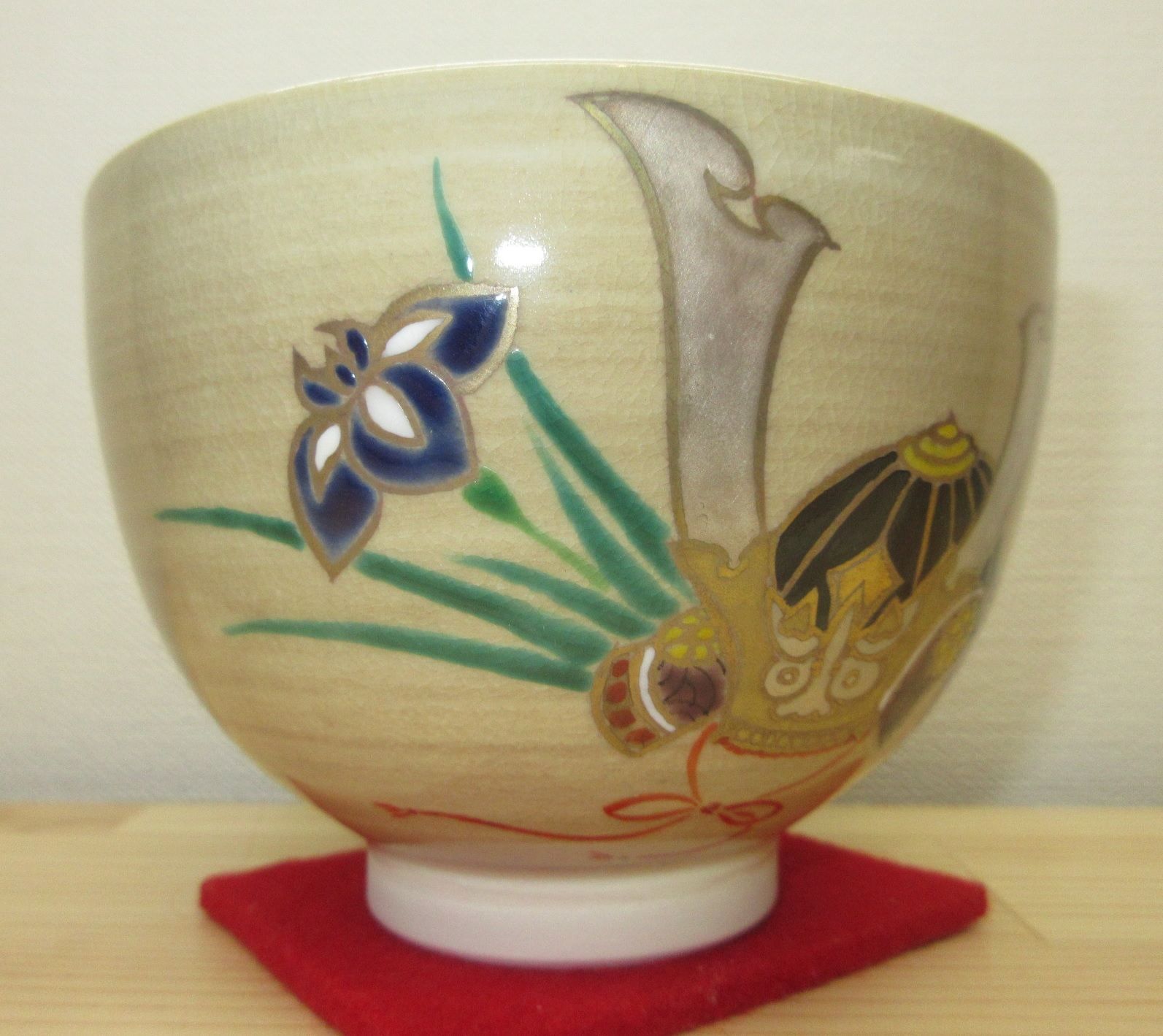 送料込【逢絢亭・新品】茶道具 茶碗 京焼 茶釉 兜の図 見谷福峰 紙箱入り 送料込【逢絢亭・新品】茶道具 茶碗 京焼 茶釉 兜の図 見