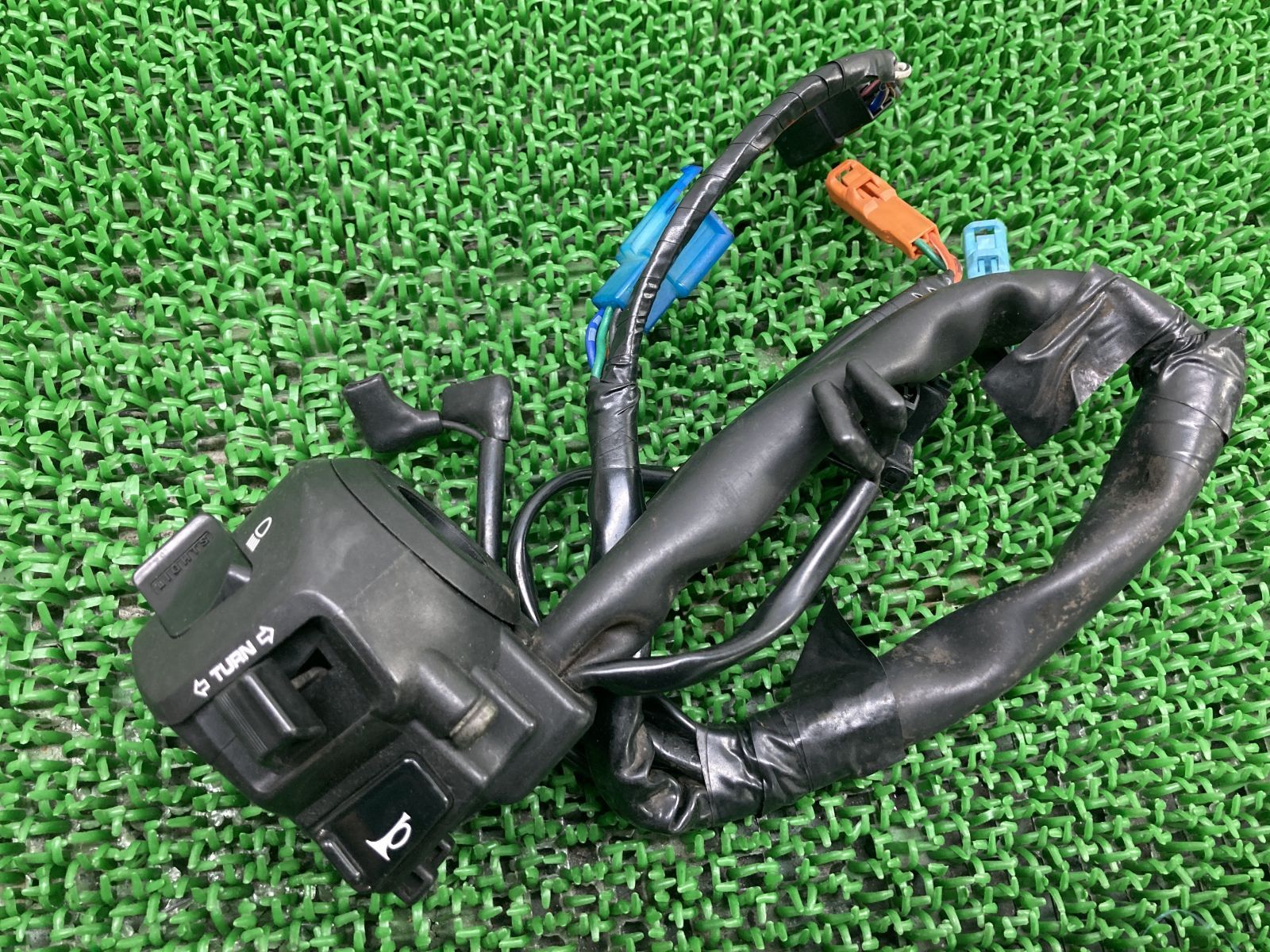 ホーネット250 MC31 純正 スイッチ　左右セット ホーネット250 MC31 純正 スイッチ 左右セット - メルカリ