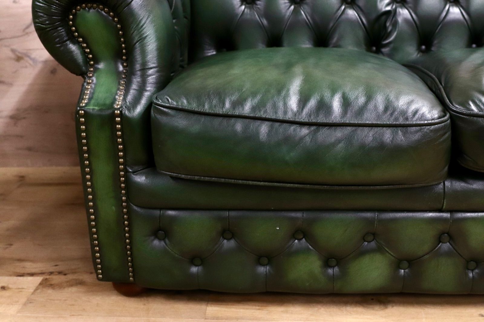 GMIK562 イギリス チェスターフィールド 2人掛けソファ ラブソファ 本革 緑 グリーン 2シーター クラシック アンティーク 椅子 英国 NEXPOTALLINN_EU