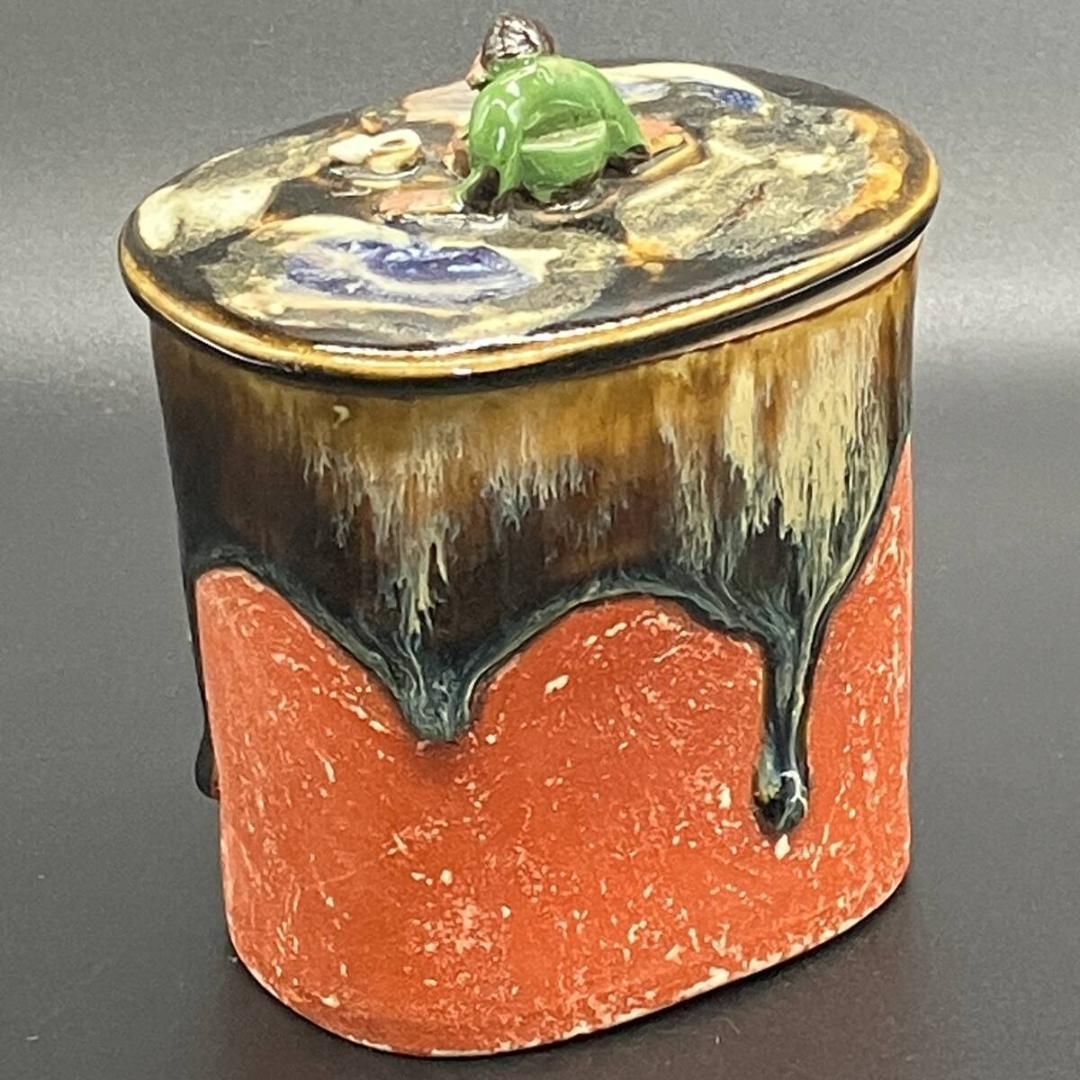 隅田焼　蓋物　井上良斎　高浮彫 人物文 水指 時代物 骨董品 古美術品　署名あり 隅田焼 蓋物 名工 井上良斎 幻の東京焼 高浮彫 人物文 水指