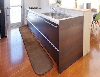 キッチンマット 約90×240cm ダークブラウン 木目調 撥水 消臭 抗菌 滑り止めシート付き ニオクリン