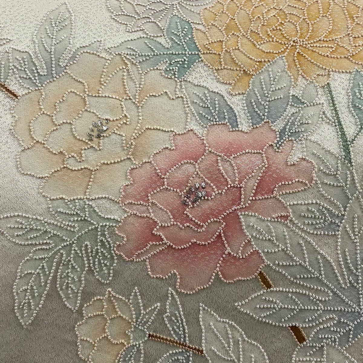 未使用品 名古屋帯 博多織 枝花 唐草花 クリーム くすみ紫 3m57cm正絹 名古屋帯 優品 落款 枝花 銀糸 刺繍 クリーム 正絹 【中古