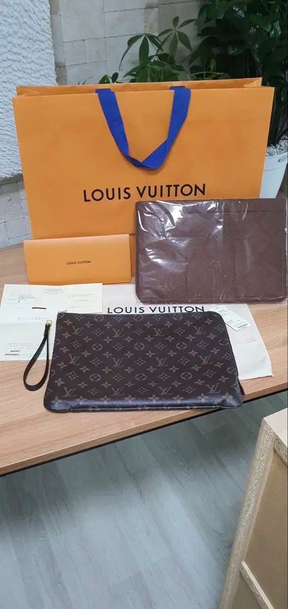 Louis Vuitton ルイヴィトン エテュイ ヴォワヤージュ MM クラッチバッグ フューシャ S レベル 保証 O