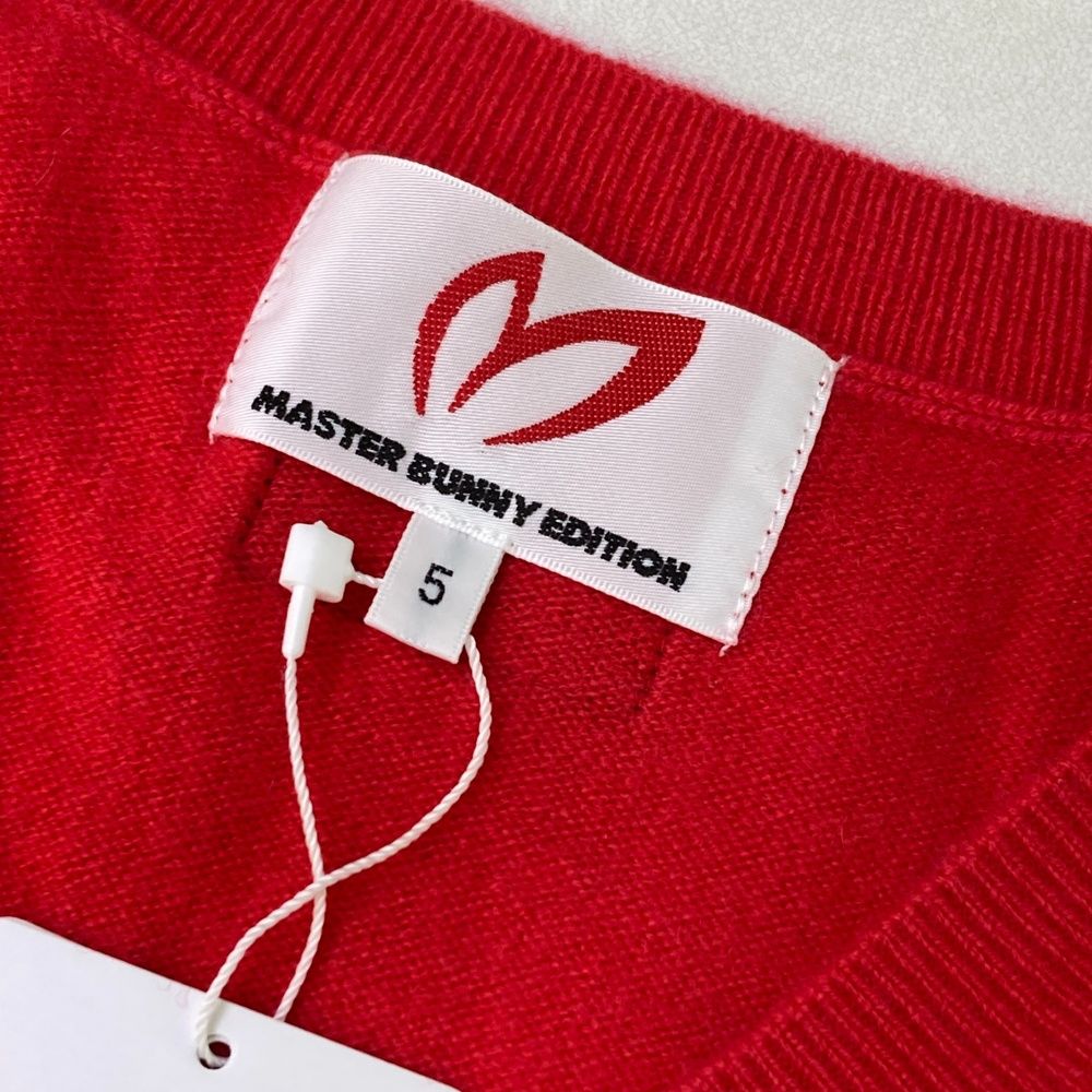 サイズ：5 MASTER BUNNY EDITION マスターバニーエディション 10周年 カシミヤ ニットベスト  レッド系 [240101493367] ゴルフウェア メンズ ストスト サイズ：5 MASTER BUNNY EDITION マスターバニーエディション 10