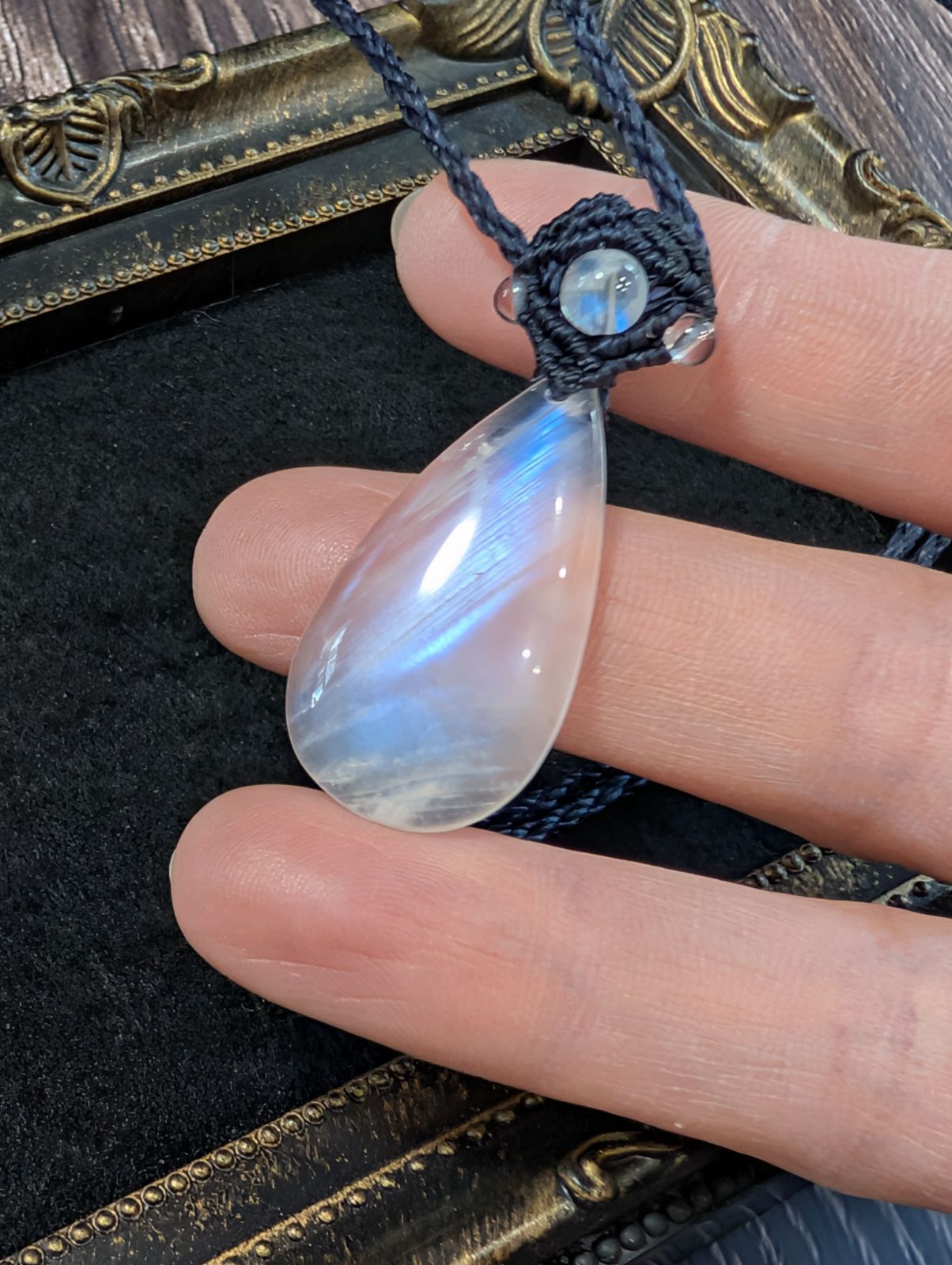 サンストーン＆ホワイトラブラドライトのマクラメネックレス 幻想的な