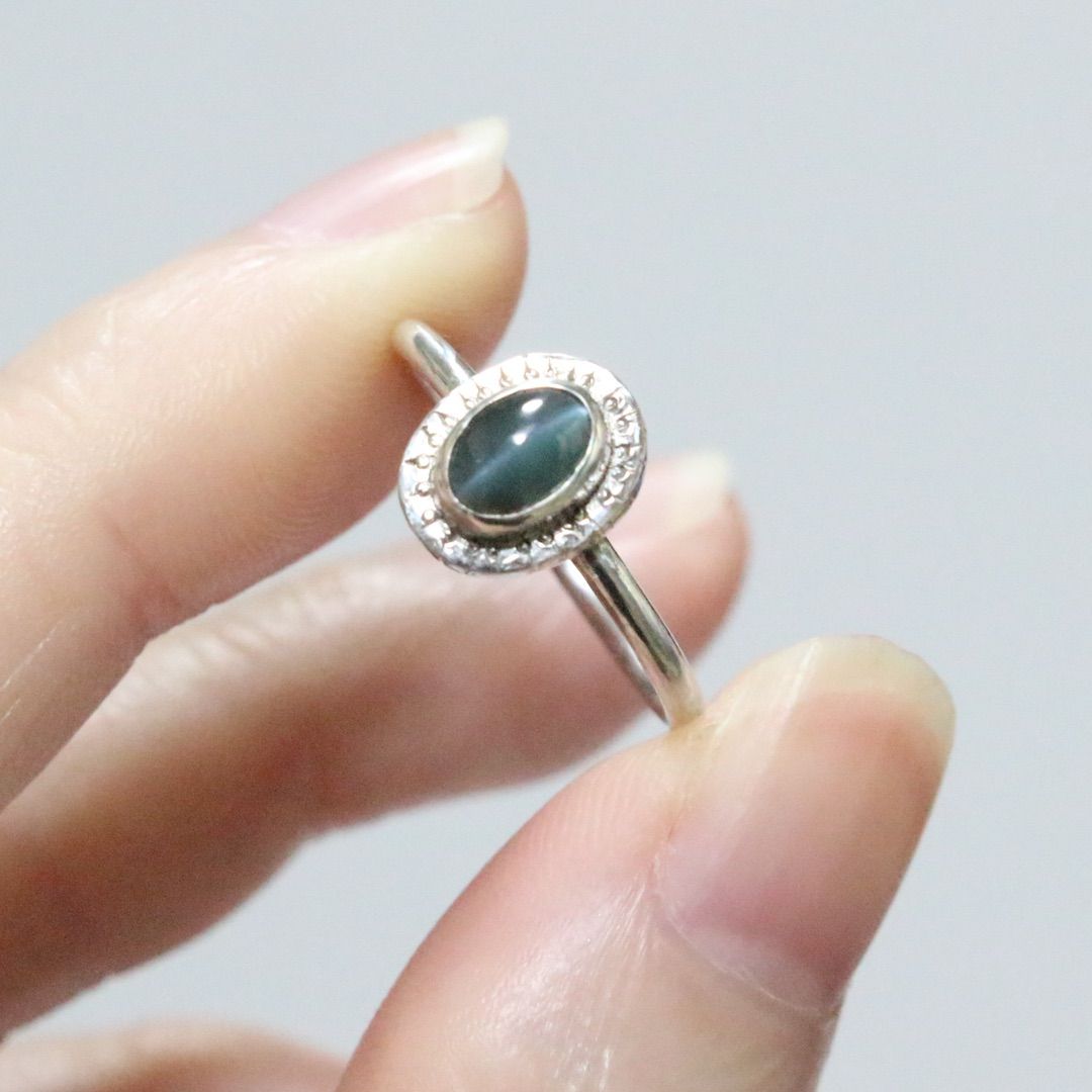 青みがかった緑色のアレキサンドライトキャッツアイクラシカル調シルバーリング10号です
