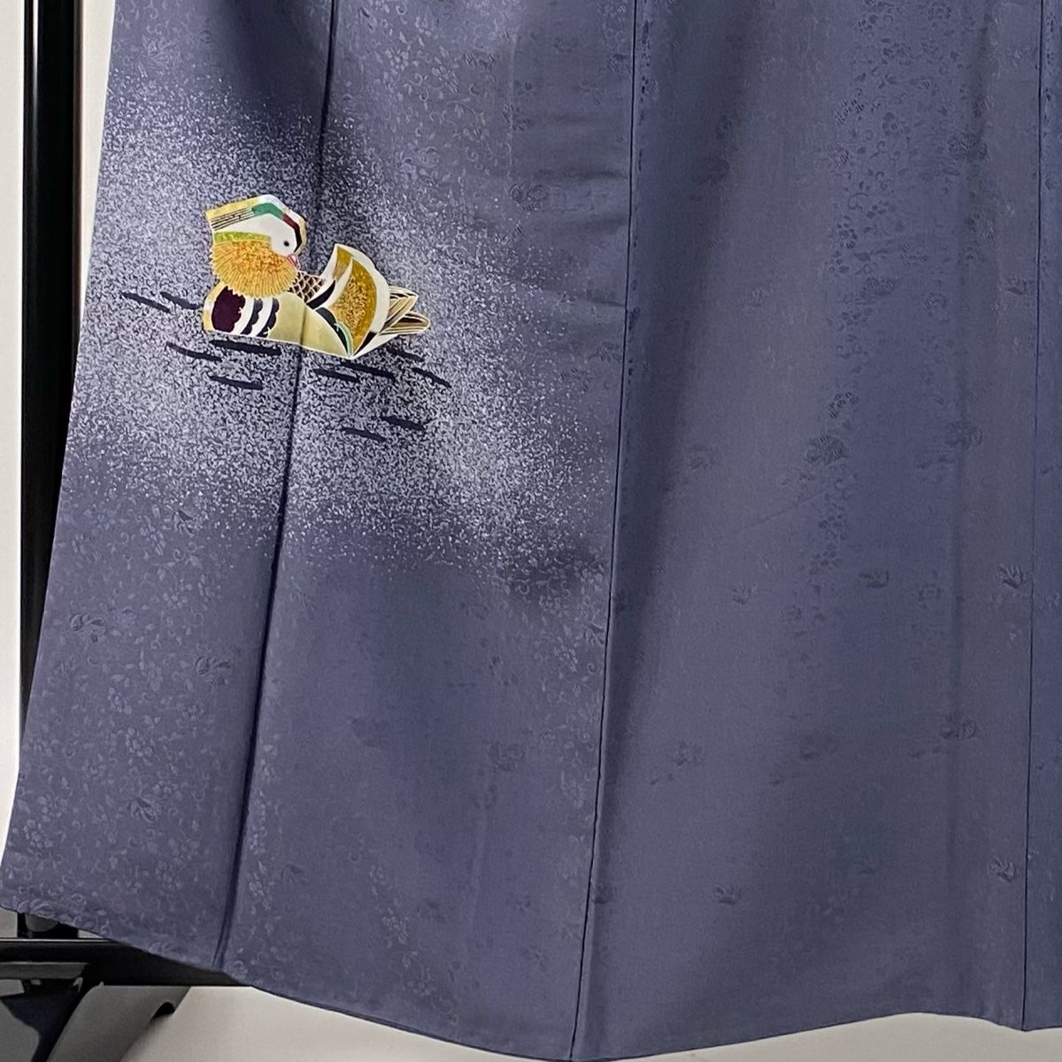 付下げ 身丈161cm 裄丈63cm S 袷 羽田登喜 落款 鴛鴦 地紋 金銀彩 灰紫 正絹