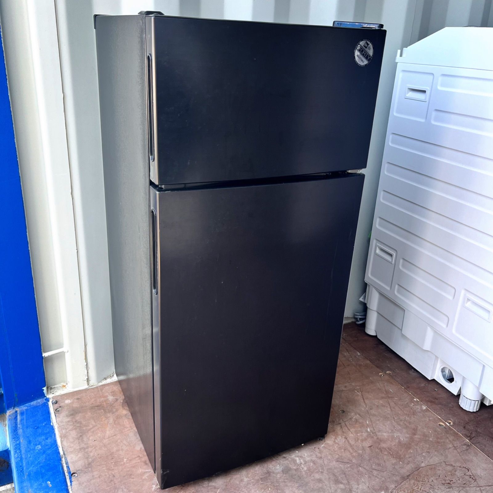 取付無料！コンパクト便利サイズ スタイリッシュダークシルバー冷蔵庫