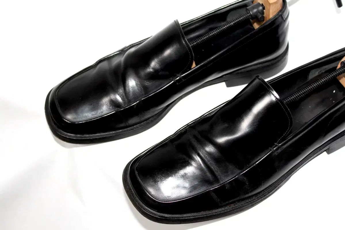 Prada スクエアトゥ　ローファー PRADA】 ロゴ レザー ローファー スクエアトゥ 送料込 (PRADA