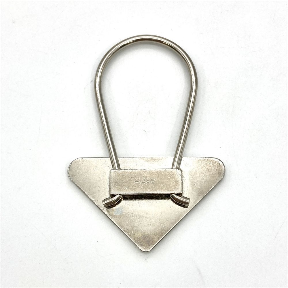 中古　PRADA キーホルダー ブラック メタル製 三角形 PRADA プラダ 三角プレートキーリング シルバー ブラック M285