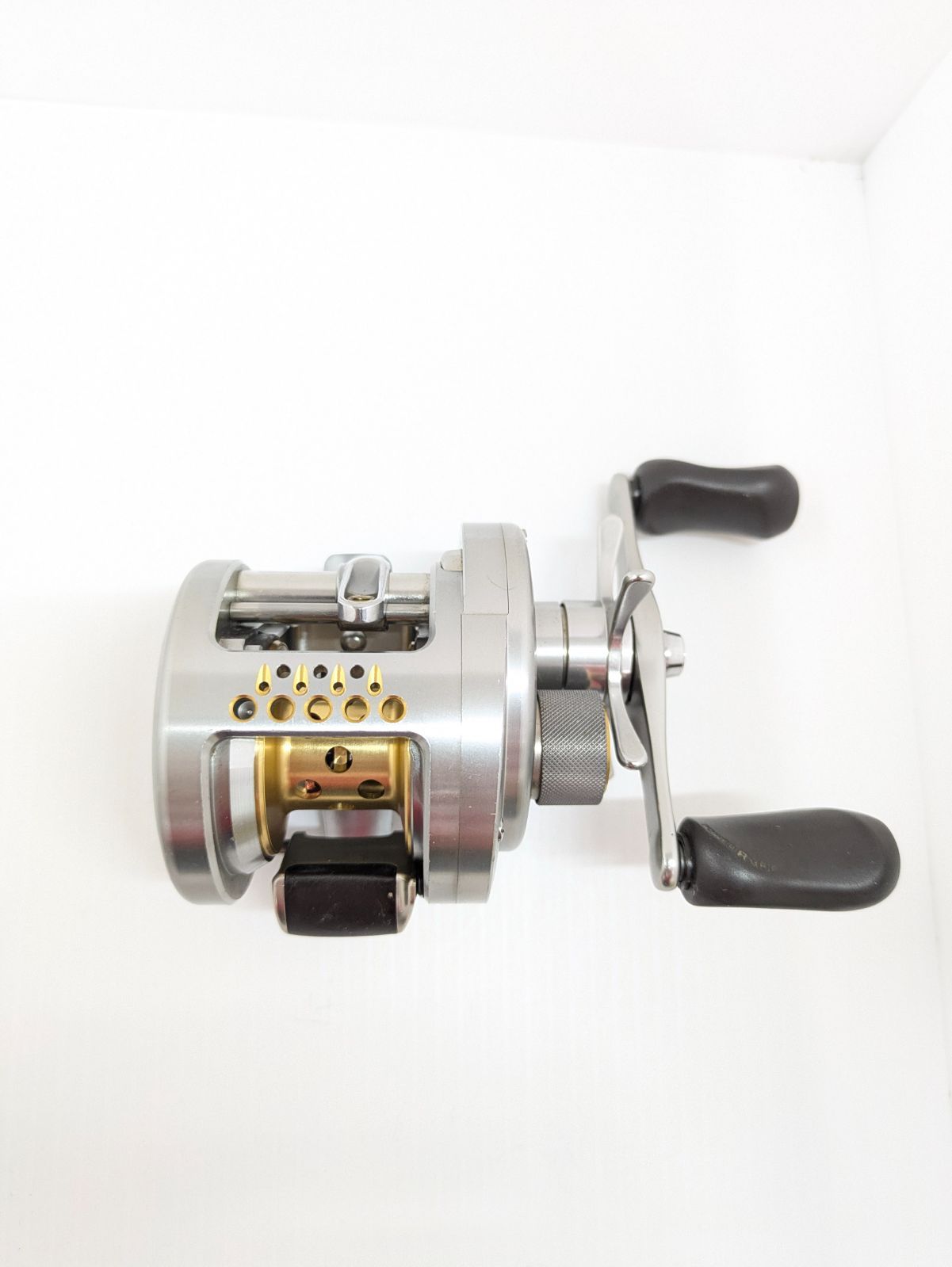 1 品 シマノ カルカッタコンクエスト 200 DC