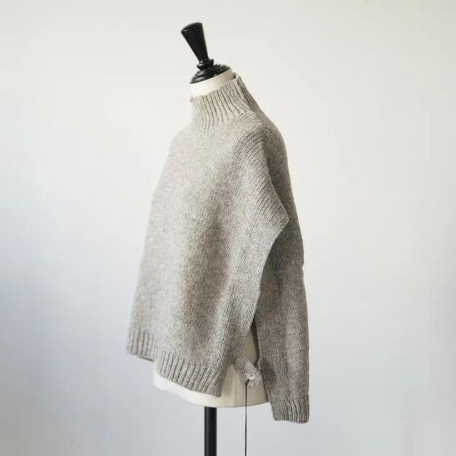 utilite ユティリテ | モックネックベスト グレージュ|ブラウン | 25AW ペルーハイランドウール 家庭機編み