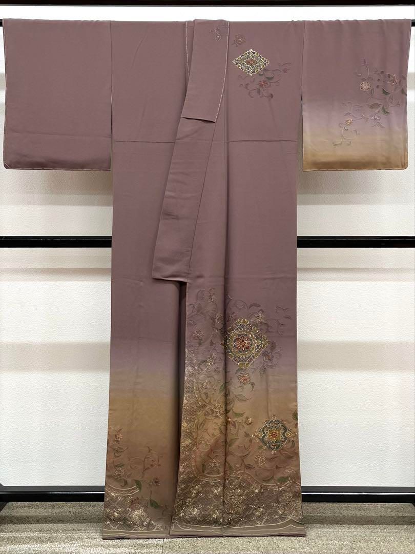 D592 訪問着　総刺繍　汕頭・蘇州刺繍　正絹着物　袷　しつけ糸付き未使用極美品 汕頭刺繍 蘇州刺繍 総刺繍 金糸 訪問着 正絹 花柄 熨斗 山藍摺