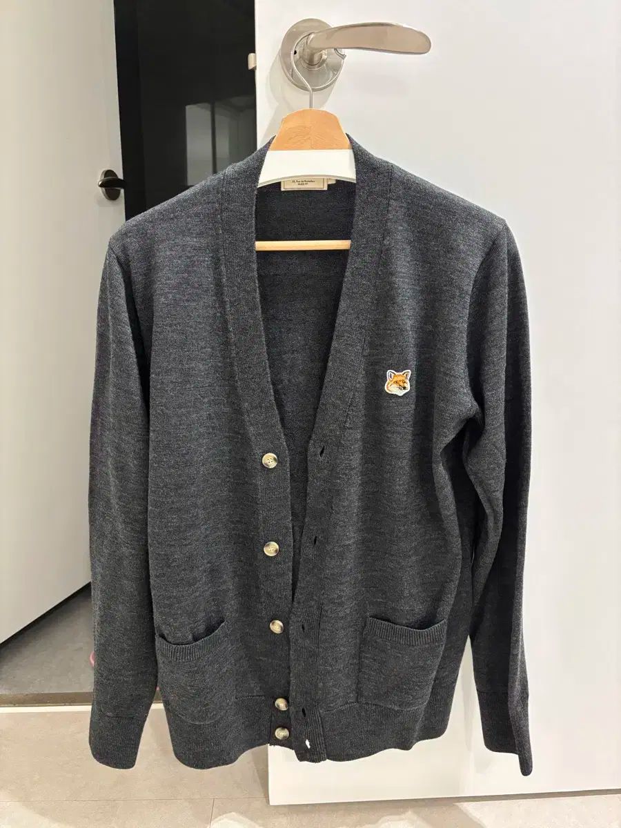 CHANEL グレー カーディガン 34サイズ Chanel Cardigan, Size 34 FR